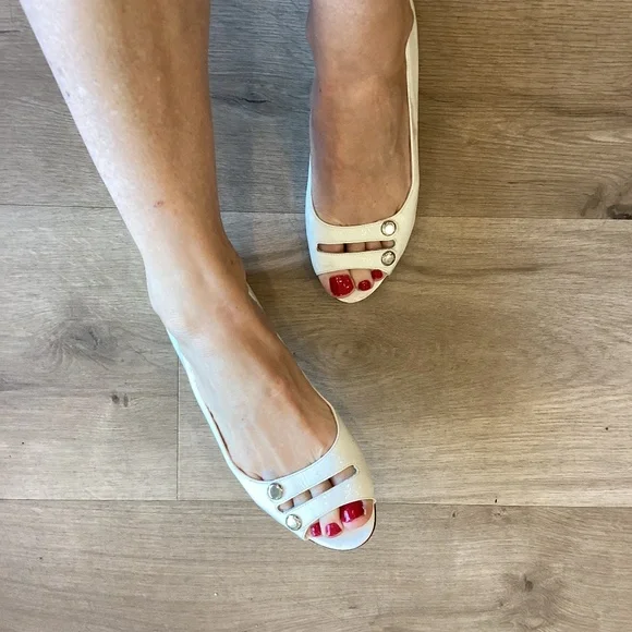 Michelle D White Patent Leather open toe slip in shoes flats Sz 6 M - Picture 2 of 13